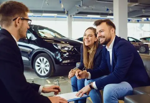 לקוחות מתייעצים עם נציג מכירות לגבי הרכב
