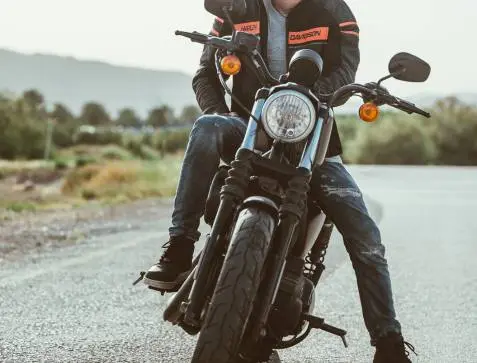 רוכב הארלי יושב על האופנוע